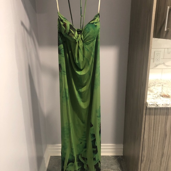 Its a beautiful green dress sleevless never worn - Picture 2 of 2